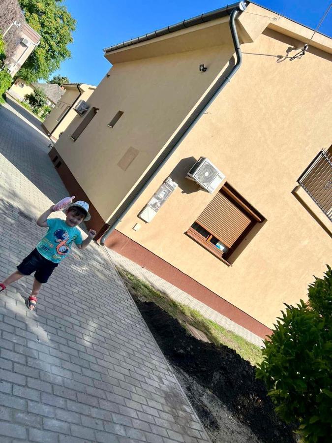 Zsuzsa Apartman Hajdúszoboszló المظهر الخارجي الصورة